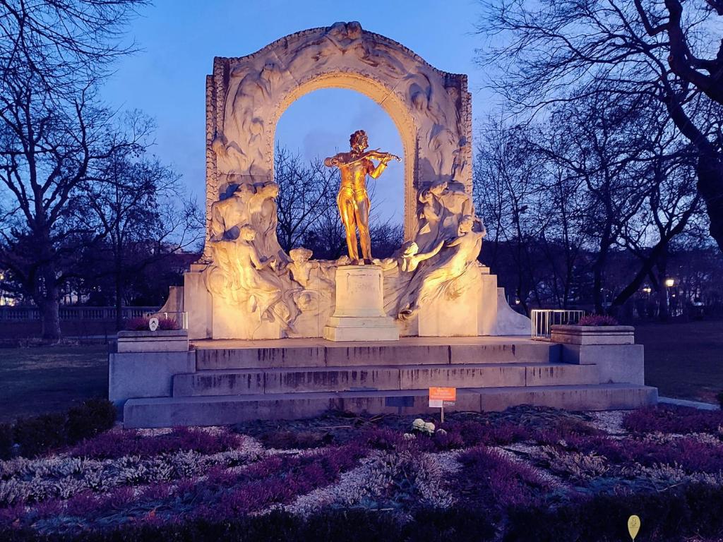Hostia v ubytovaní CENTER ! 3 stops away from the Center of Vienna!