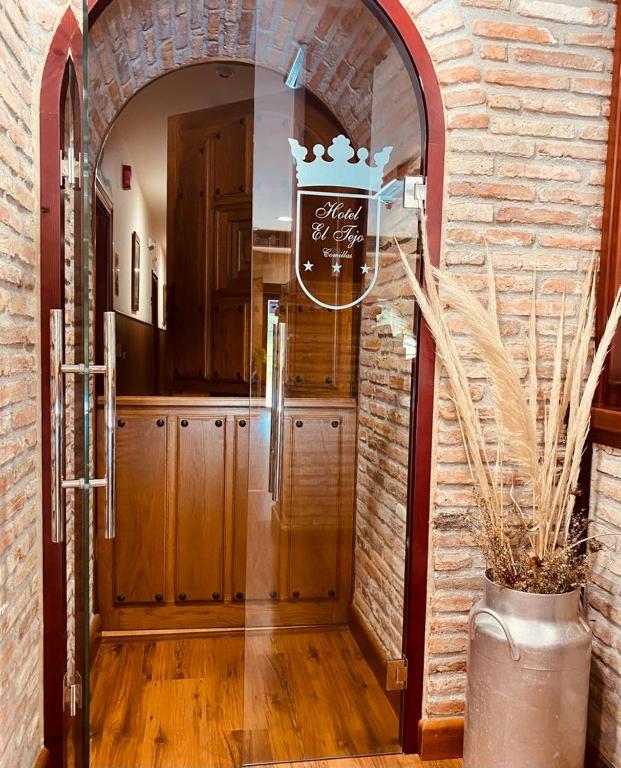 an archway leading into a kitchen with a door at El Tejo de Comillas in Comillas