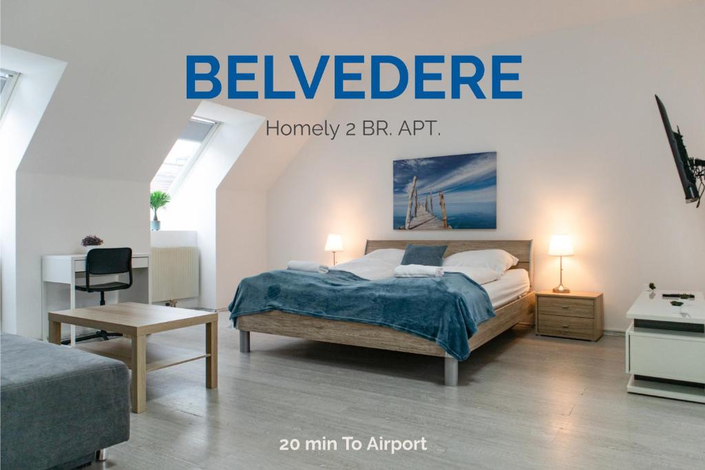 Un dormitorio con una cama y un cartel que dice creer en Homely 3BR Apt.- Perfect for families and groups en Viena