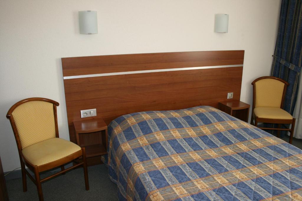 Postel nebo postele na pokoji v ubytování Logis Hotel-Restaurant De La Poste