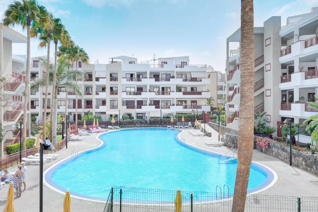 een afbeelding van een zwembad in een resort bij Summer Breeze Tenerife, Palm-Mar in Palm-mar