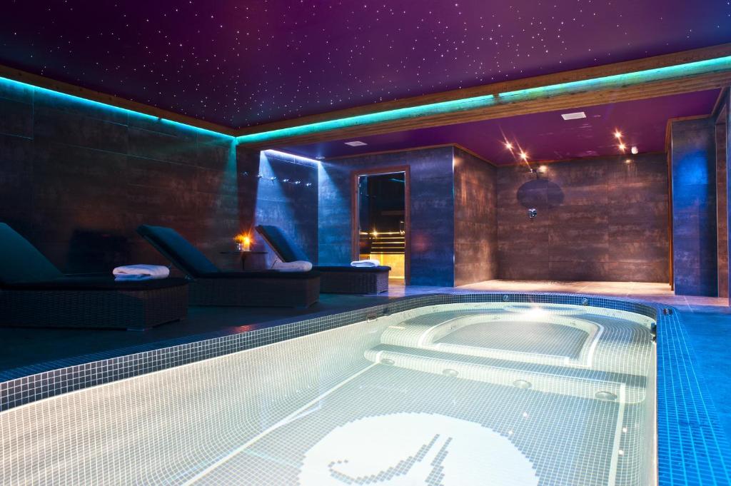 Bazén v ubytování Chamois d'Or Hotel nebo v jeho okolí