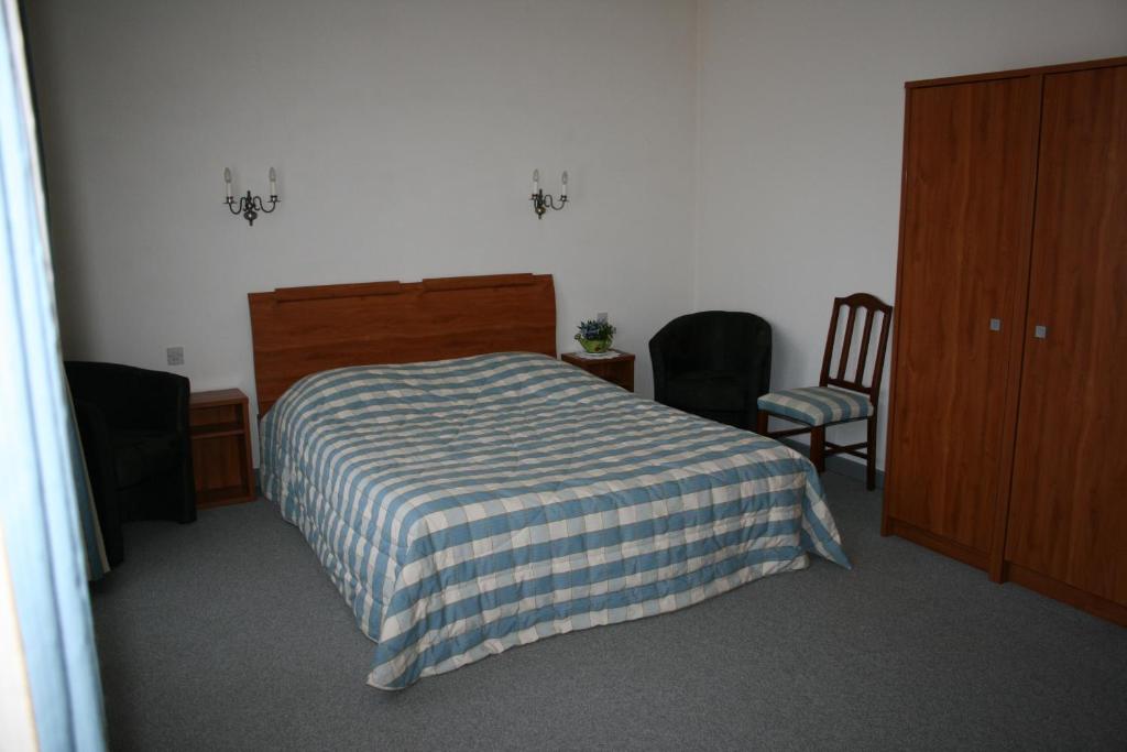 Postel nebo postele na pokoji v ubytování Logis Hotel-Restaurant De La Poste