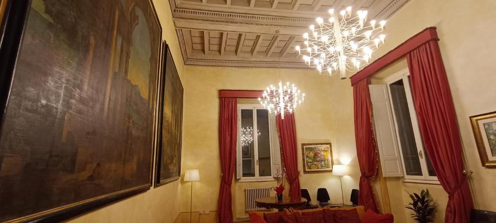 um quarto com um lustre e uma mesa em Residenza al Pantheon - RH Collection em Roma