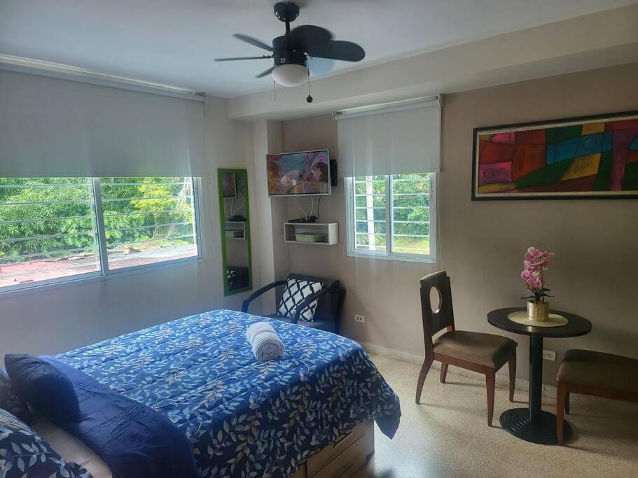 um quarto com uma cama, uma mesa e uma cadeira em R.504 Hermoso estudio, con cocina y baño privado. na Cidade do Panamá