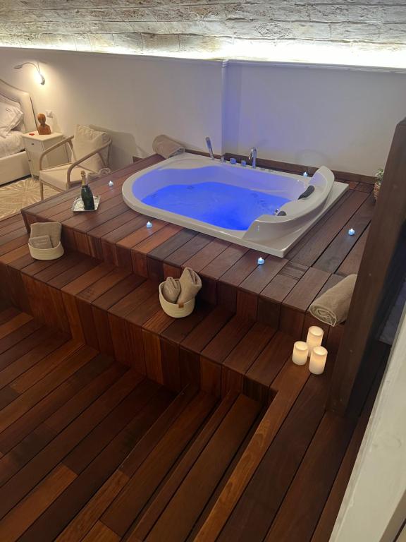 een bad in een kamer met een houten vloer bij LC Luxury Apartment in Bari