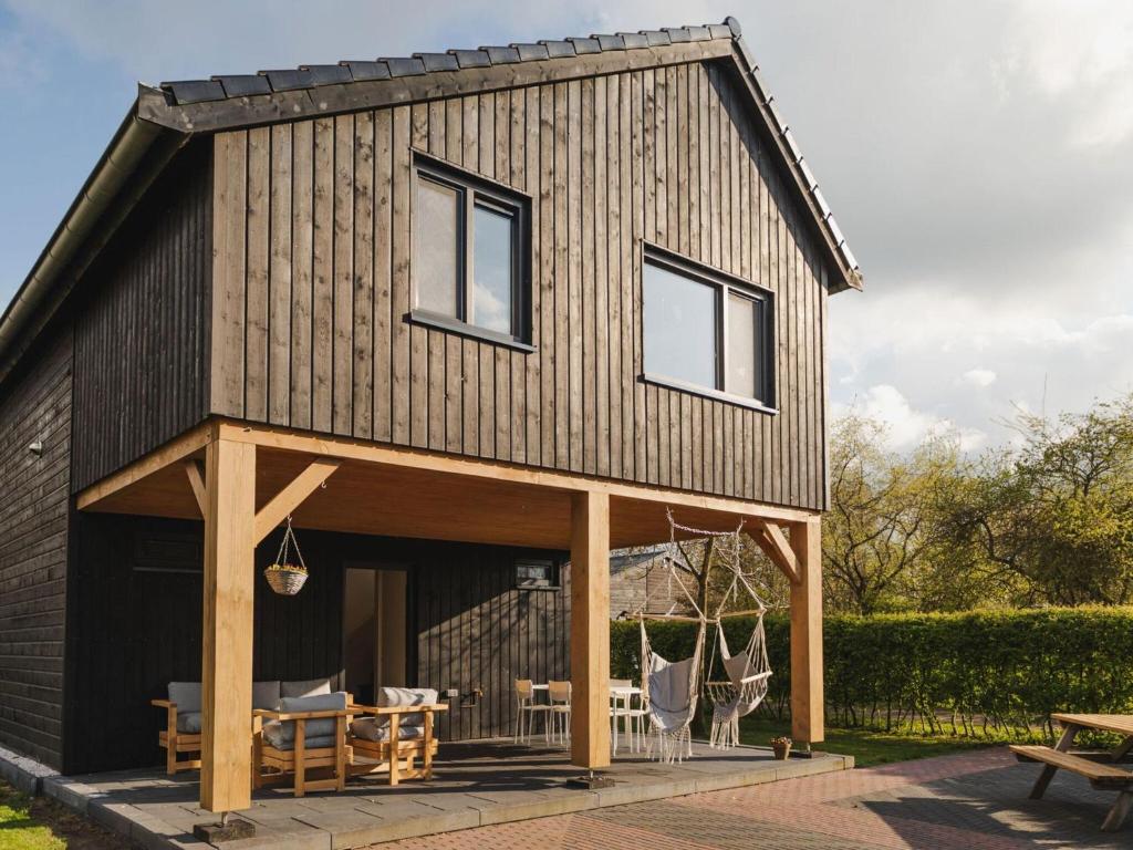 een klein huis met een gambrel dak bij Beautiful luxury holiday home with rural character in Ruinerwold