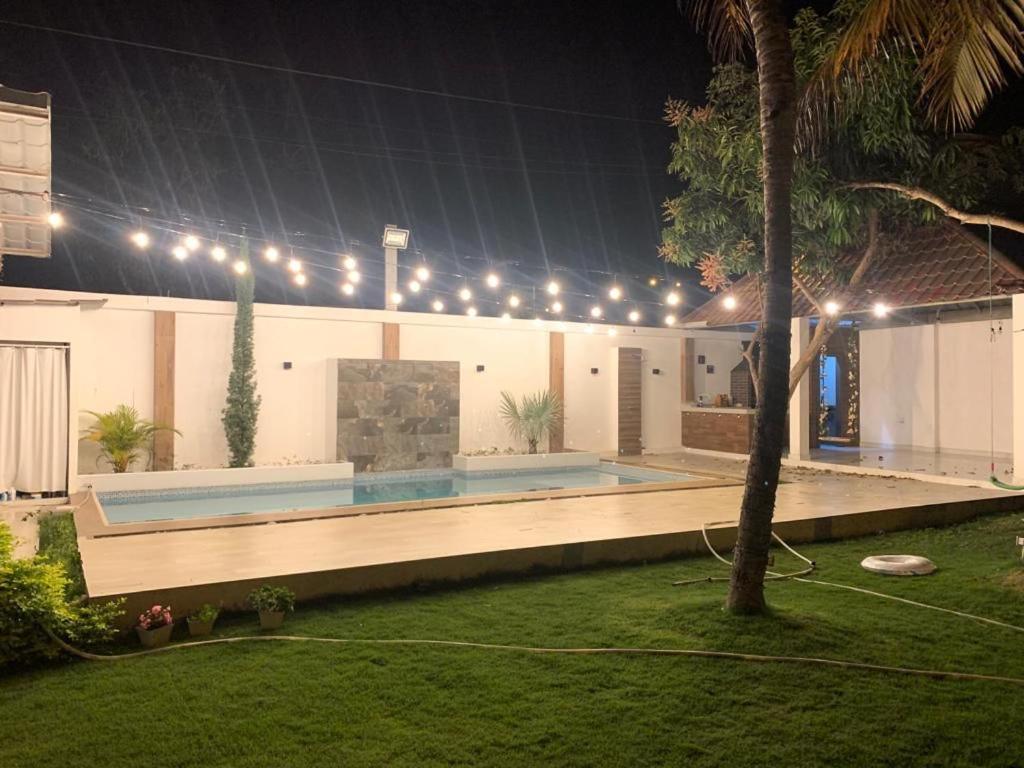 une maison avec une piscine la nuit dans l'établissement Quinta Alejandra, à Portoviejo