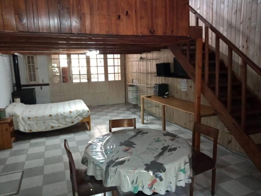 Habitación con escalera, mesa y cama en Amplio depto para 4 personas a 1 cuadra del mar en Balneario Mar Chiquita