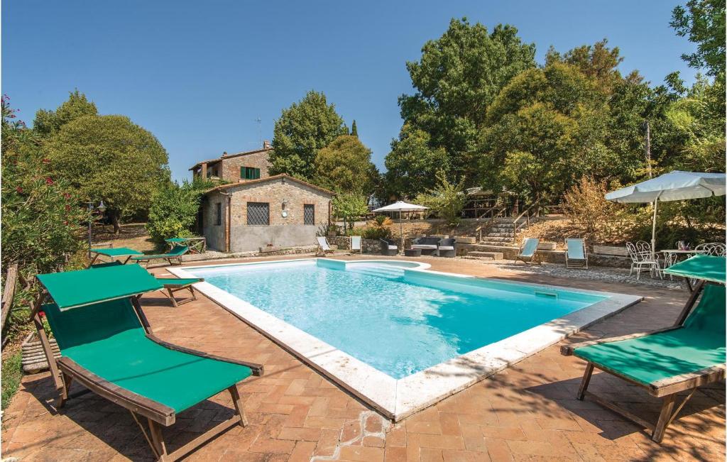 una piscina con sillas verdes y una casa en Il Maraldo en Schifanoia
