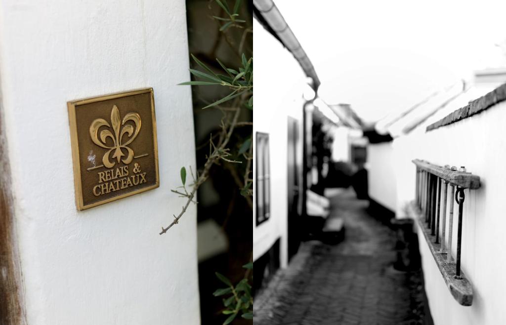 a sign on the side of a building at Relais & Châteaux Taubenkobel in Schützen am Gebirge