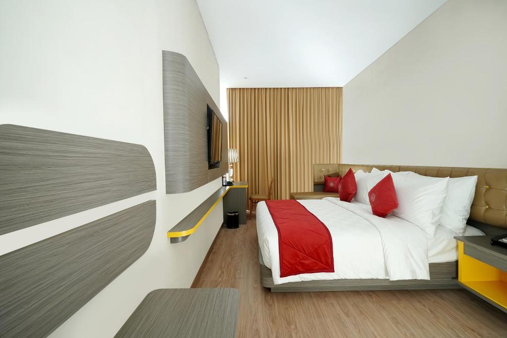 Postel nebo postele na pokoji v ubytování Ramada by Wyndham Yogyakarta