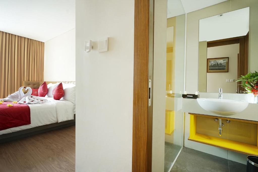 Postel nebo postele na pokoji v ubytování Ramada by Wyndham Yogyakarta