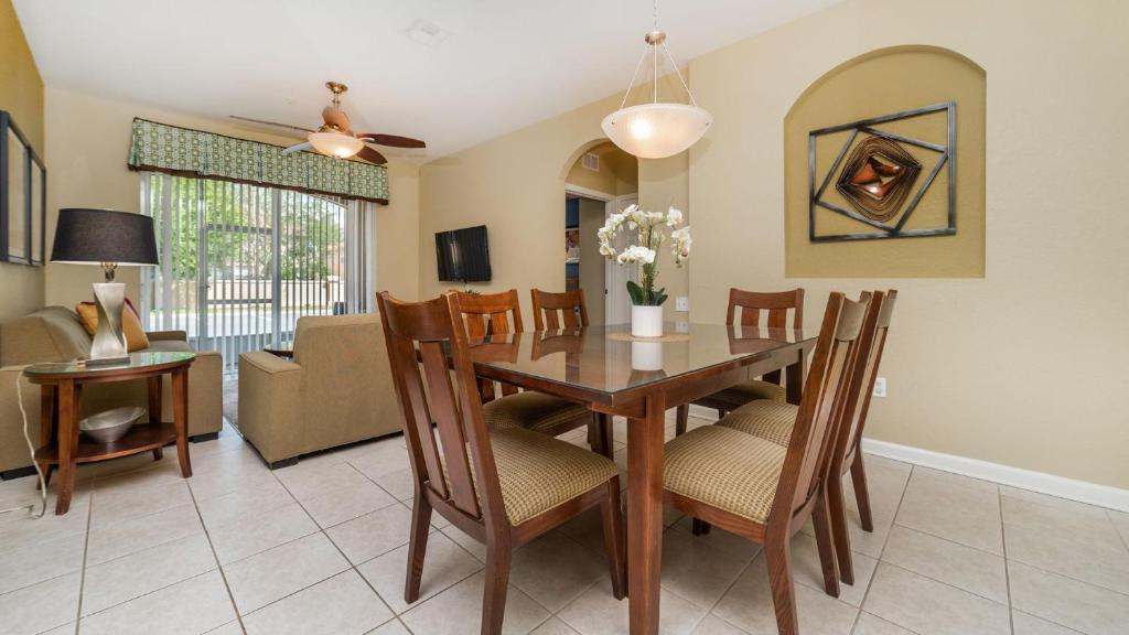 comedor y sala de estar con mesa y sillas en Windsor Hills Resort - 3 Bed 2 Baths CONDO, en Orlando