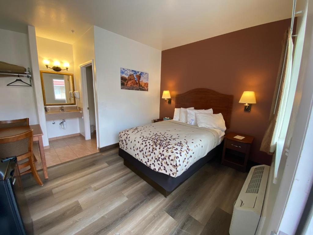 Postel nebo postele na pokoji v ubytování Adventure Inn Moab