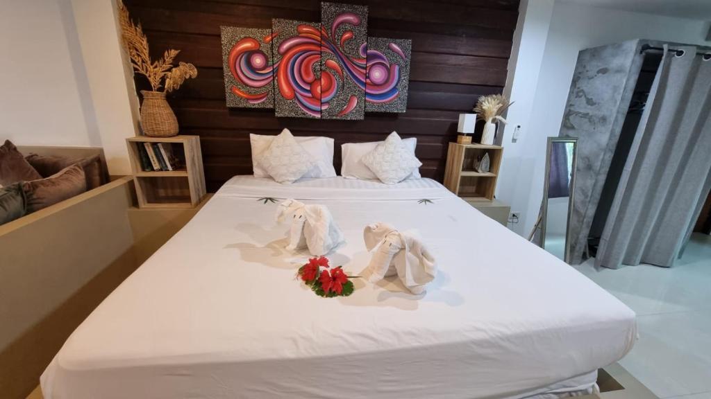 um quarto com uma cama com flores em Chaweng Beautiful Studio. em Koh Samui 