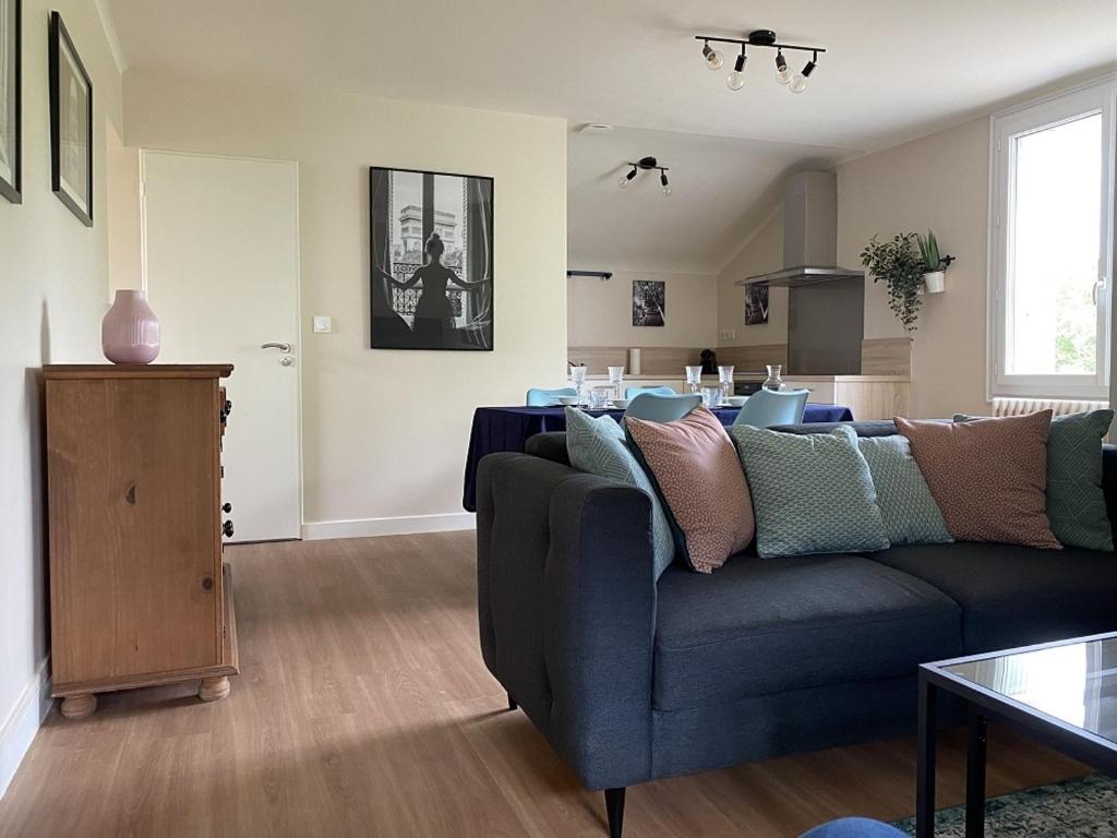 Posezení v ubytování Charmant T3 avec jardin privé, proche des Thermes, bien équipé, parking inclus - FR-1-541-97