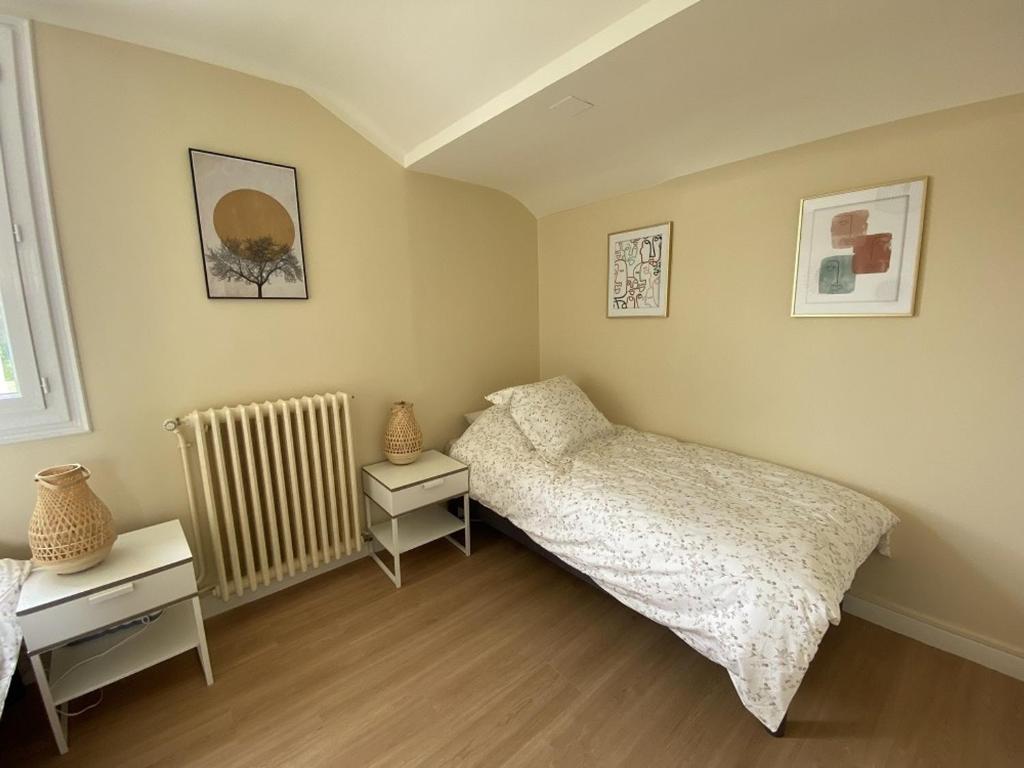 Postel nebo postele na pokoji v ubytování Charmant T3 avec jardin privé, proche des Thermes, bien équipé, parking inclus - FR-1-541-97