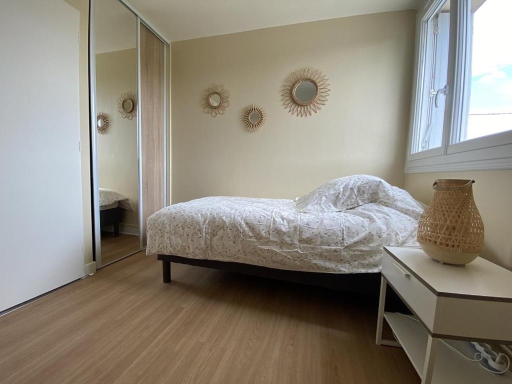 Postel nebo postele na pokoji v ubytování Charmant T3 avec jardin privé, proche des Thermes, bien équipé, parking inclus - FR-1-541-97