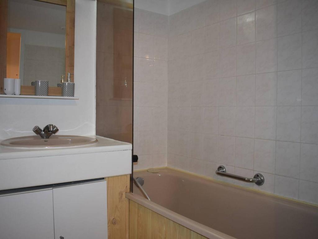 Kúpeľňa v ubytovaní Studio Cabine avec Balcon, Fontaine-Romeu - Parking Inclus - FR-1-580-88