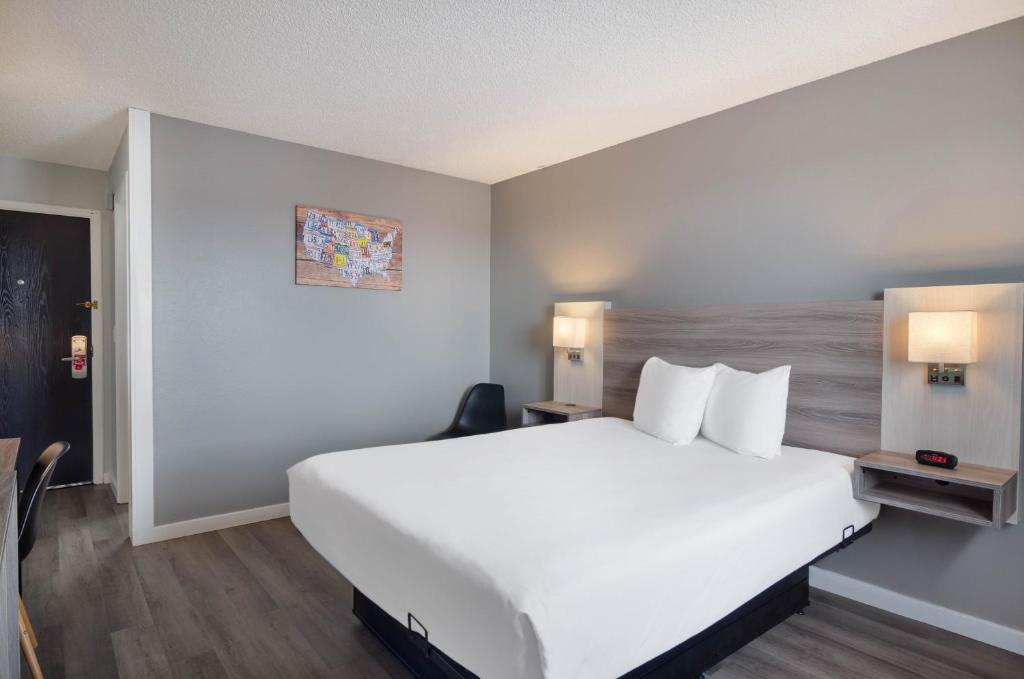 Postel nebo postele na pokoji v ubytování Econo Lodge Scottsbluff