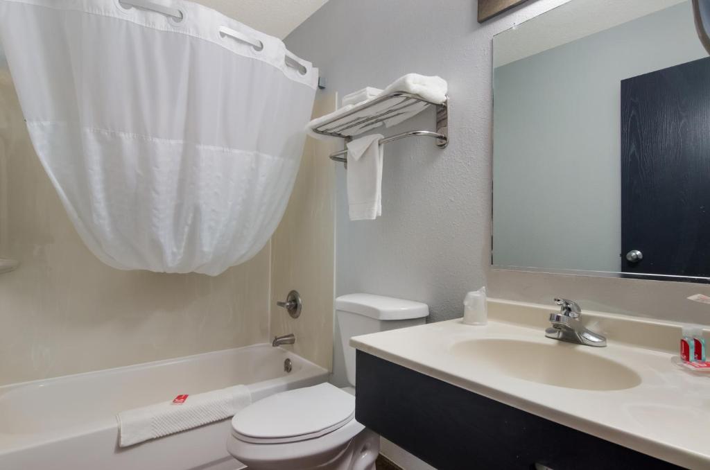 Koupelna v ubytování Econo Lodge Scottsbluff
