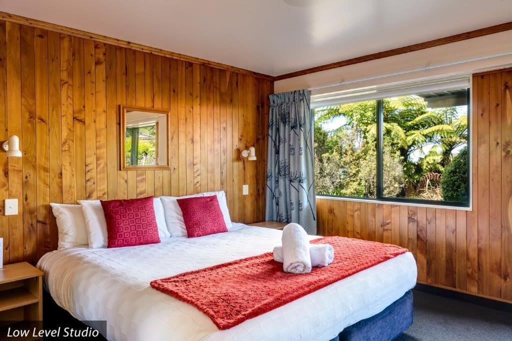 ein Schlafzimmer mit einem Bett mit einem Teddybär drauf in der Unterkunft Unit 11 Kaiteri Apartments and Holiday Homes in Kaiteriteri