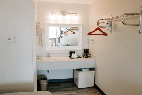 Berlin Village Inn - Queen Room