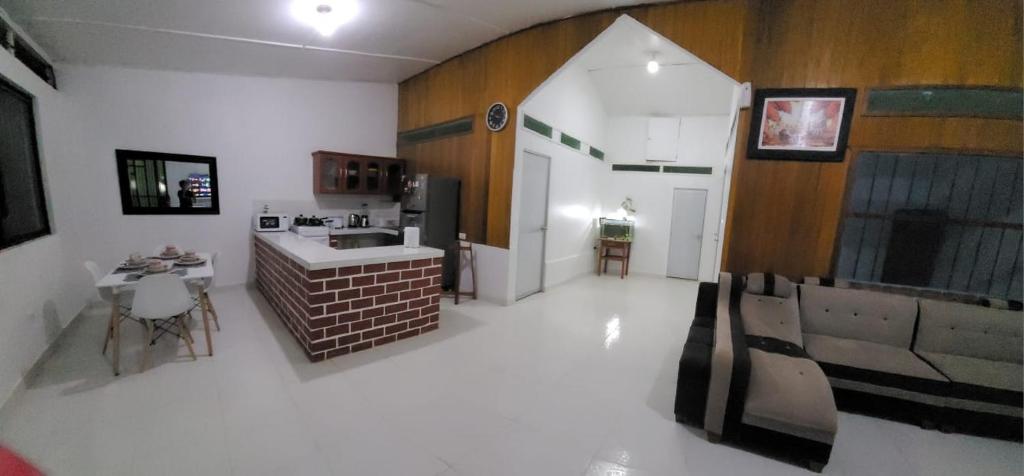 sala de estar con cocina y comedor en Pucallpa House3, en Pucallpa