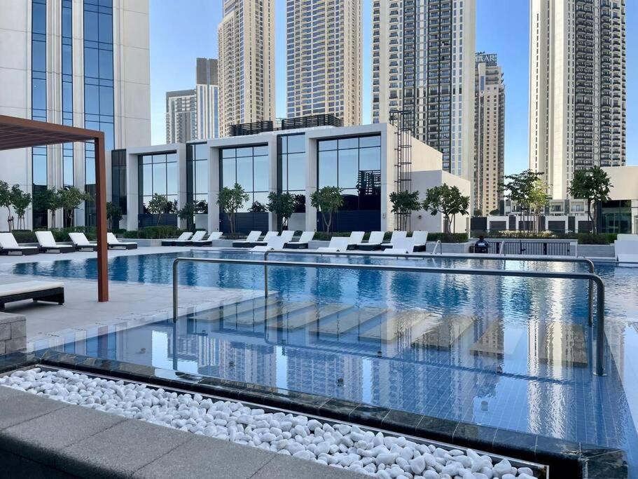 Bazén v ubytování Dar Vacation-Stylish & Cozy 1BR Apt in Dubai Creek Harbour nebo v jeho okolí