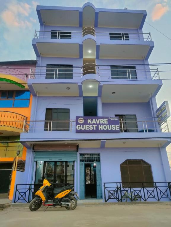 Kavre Guest House في لومبيني: دراجة نارية متوقفة أمام المبنى
