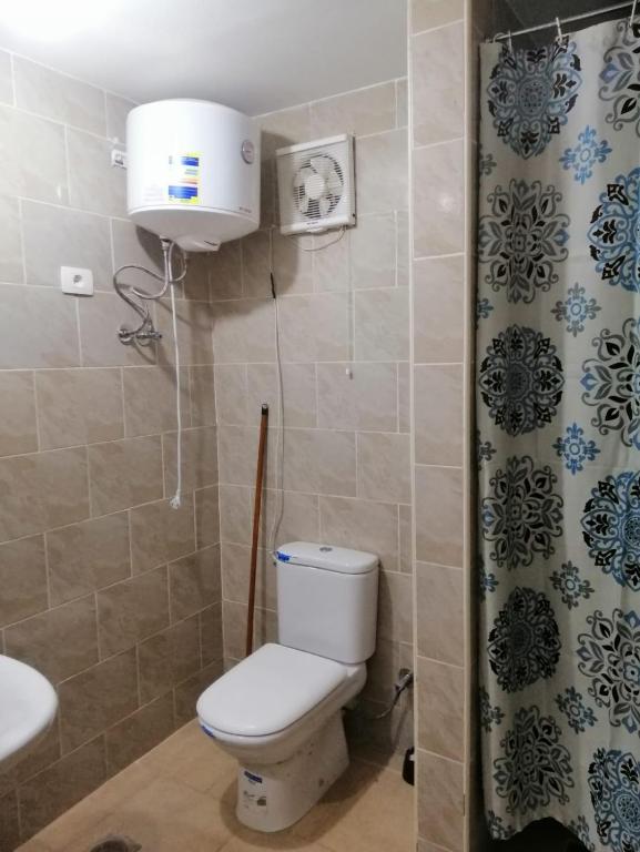 Koupelna v ubytování شالية بقرية بالميرا