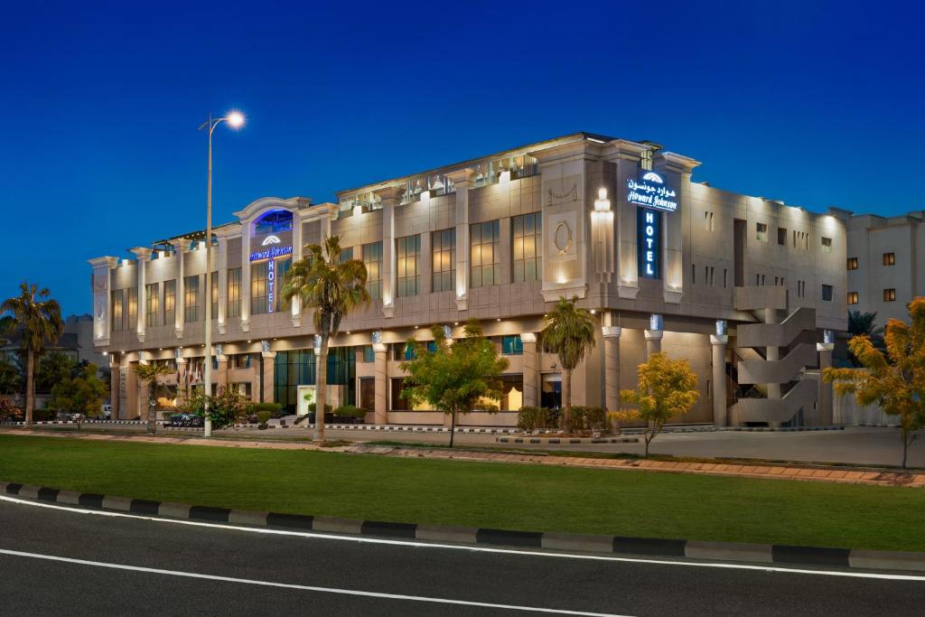 Howard Johnson Dammam Hotel في الدمام: مبنى امامه شارع