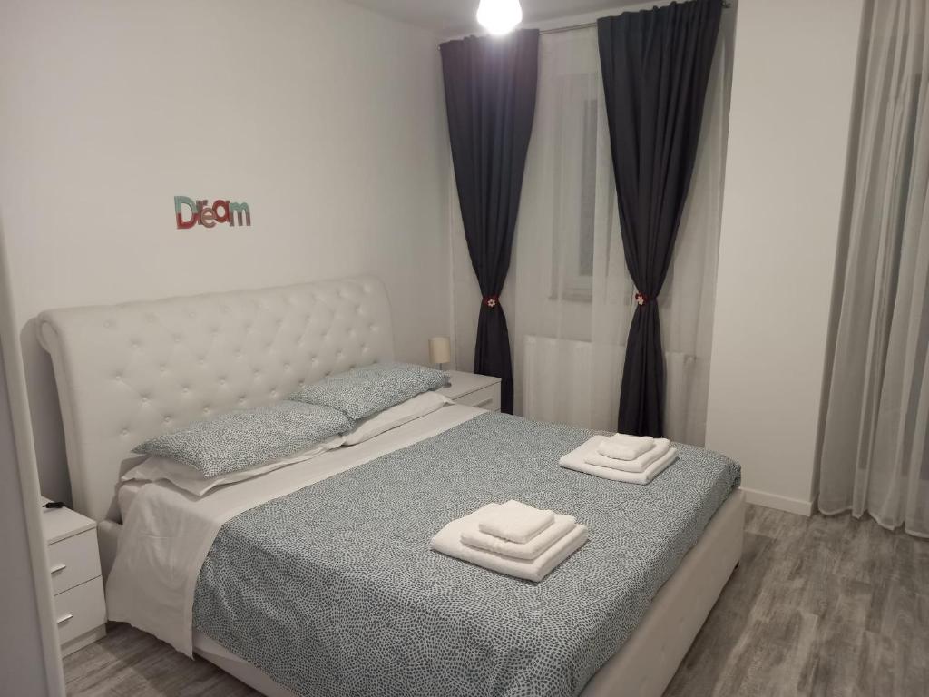 - une chambre avec un lit et 2 serviettes dans l'établissement Alice Residence, à Sibiu