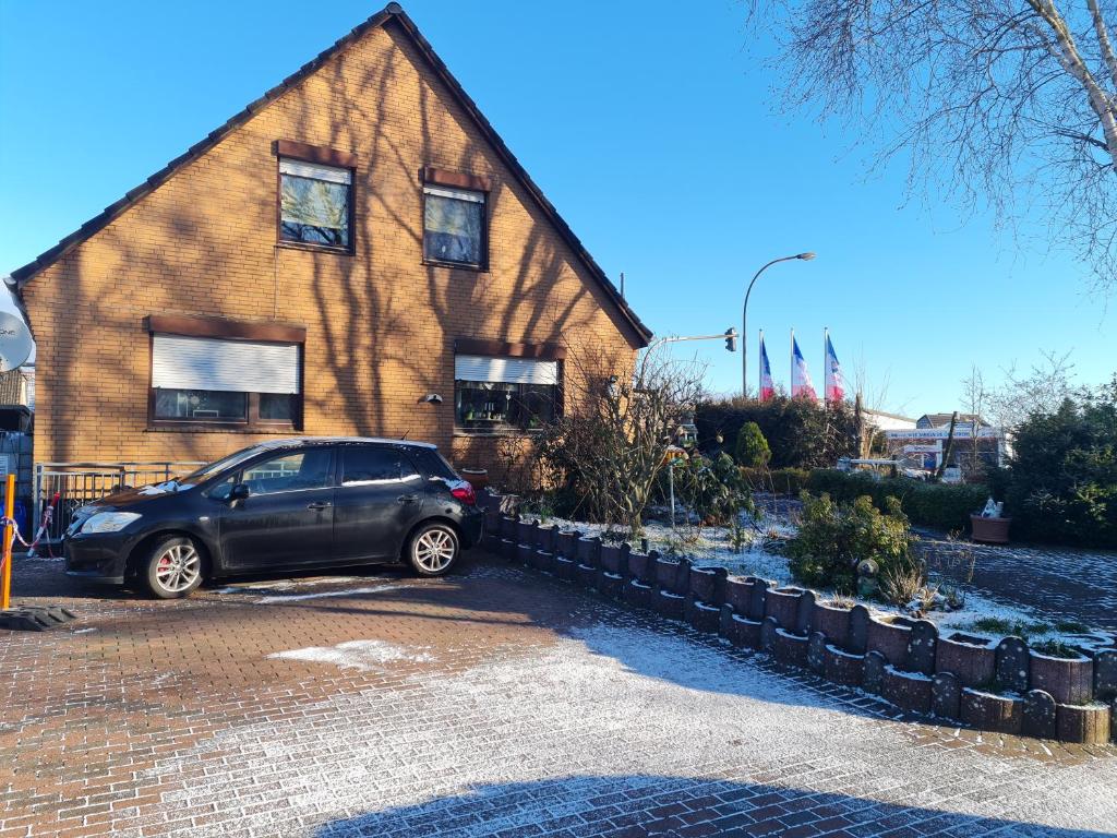a car parked in front of a house at Ferienwohnung Bluhm Wahlstedt 