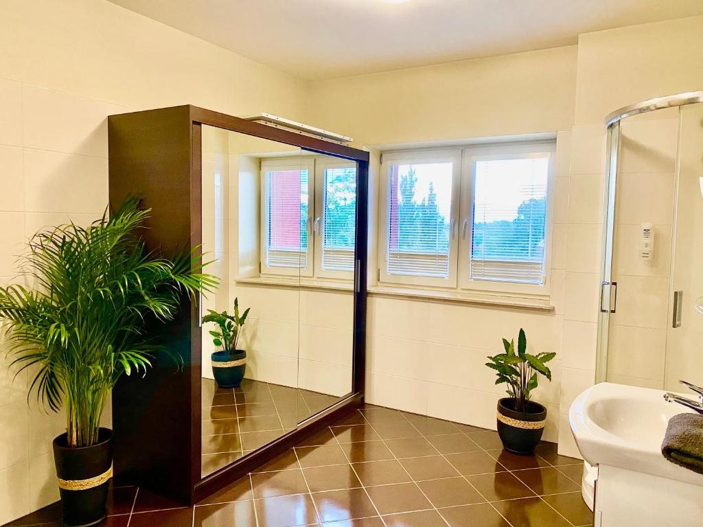 Kúpeľňa v ubytovaní LAS SŁUPSKI PREMIUM BUSINESS APARTAMENT NR 7 Wifi Netflix Smart TV50 two bedrooms two extra large double beds up to 6 people full pleasure quality stay