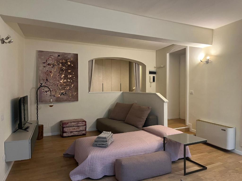 A television and/or entertainment centre at Maison del Ducato Cavour 37