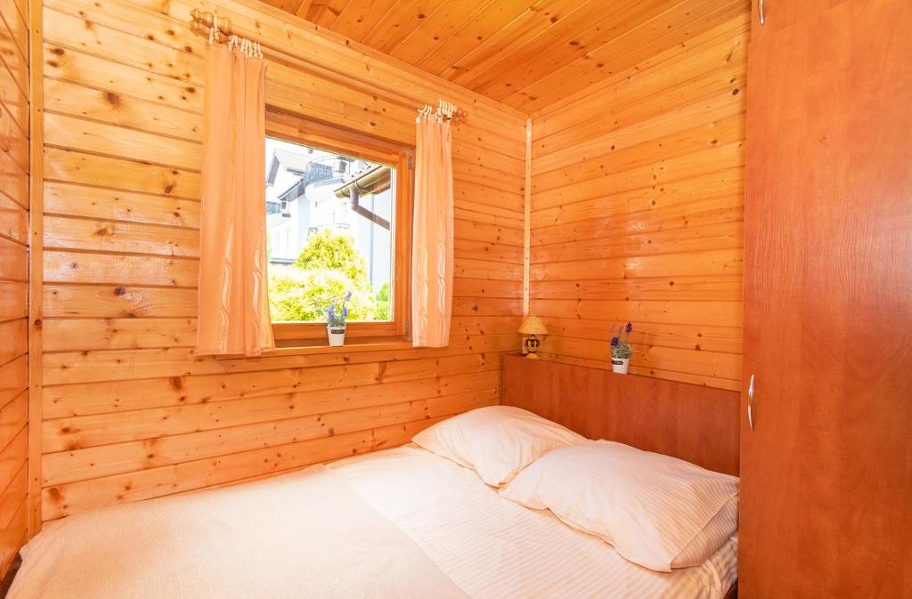 Postel nebo postele na pokoji v ubytování Domki Letniskowe Patryk - 300m od plaży