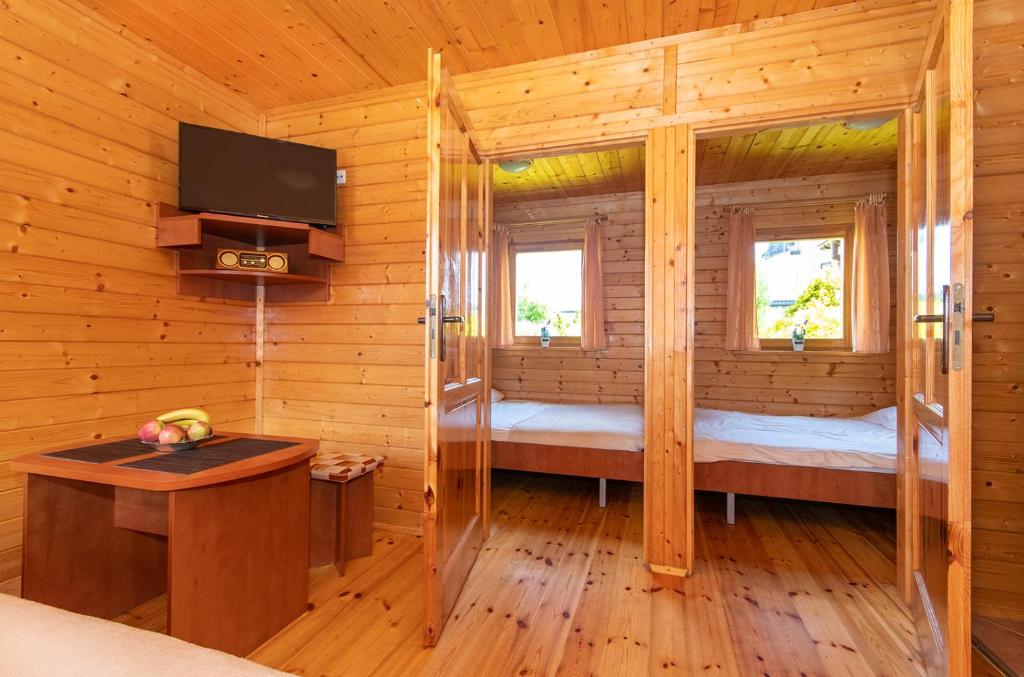 Postel nebo postele na pokoji v ubytování Domki Letniskowe Patryk - 300m od plaży