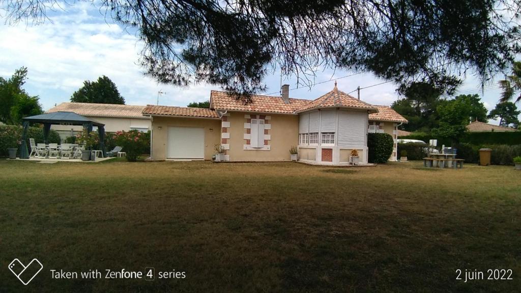 a house with a large yard in front of it at MAISON Classée 3* in Gujan-Mestras