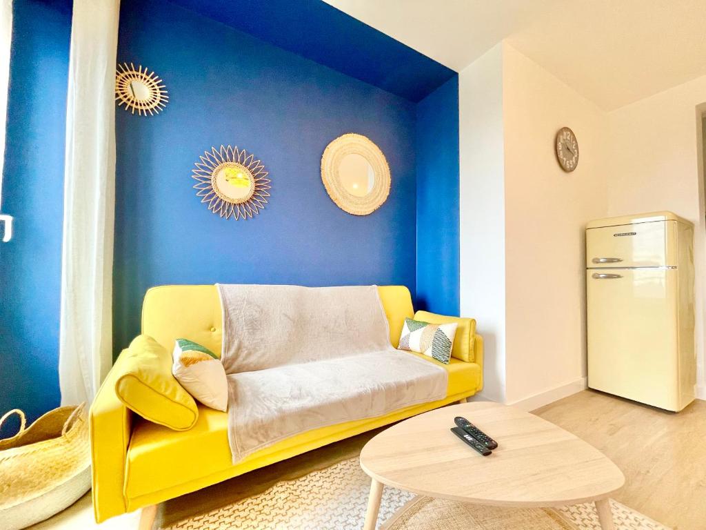 - un salon avec un canapé jaune et une table dans l'établissement Brest - Le Gestin - Appartements - Lumineux - Tout Confort - Fibre Internet, à Brest