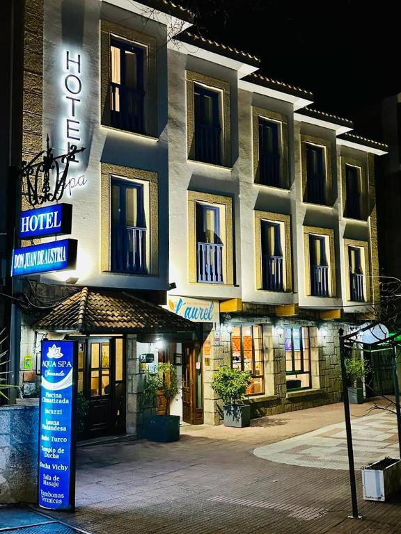 budynek hotelowy z znakiem przed nim w obiekcie Hotel Rural Spa Don Juan de Austria w mieście Jarandilla de la Vera