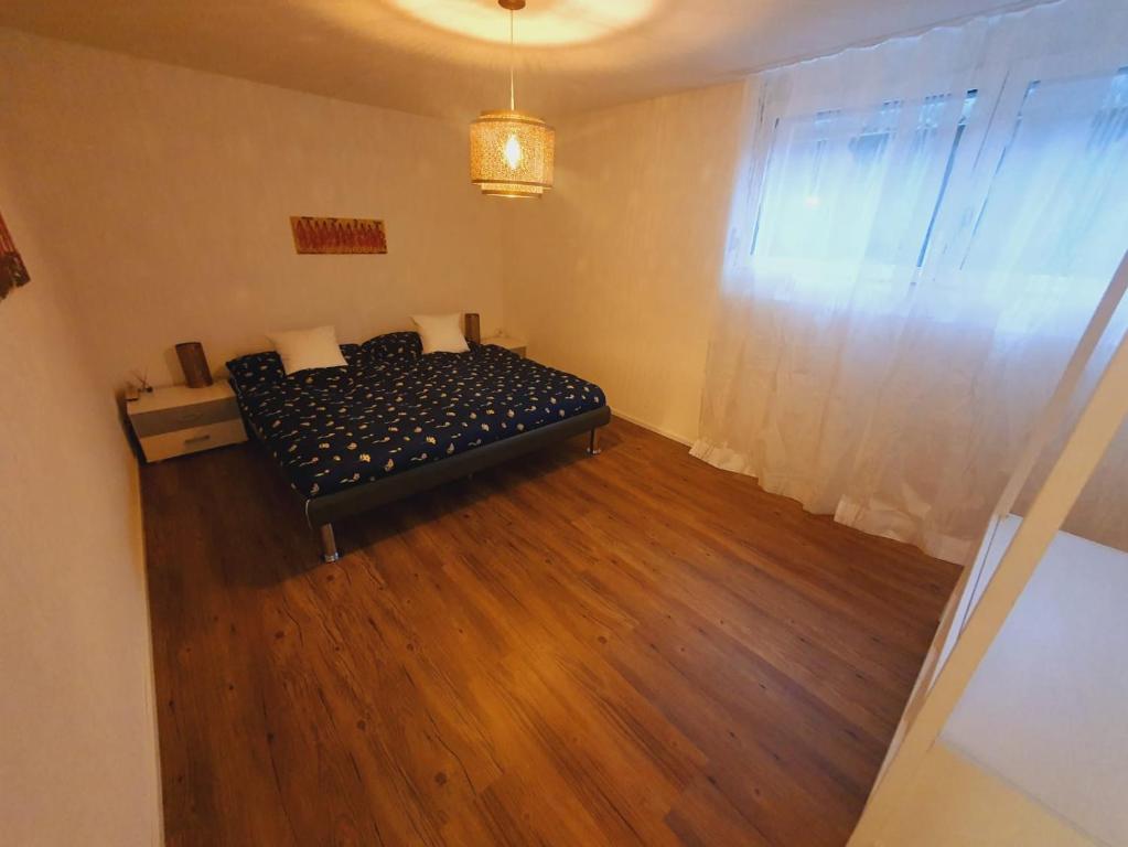 Voodi või voodid majutusasutuse Neue Wohnung an Stadtrand mit Parkplatz toas