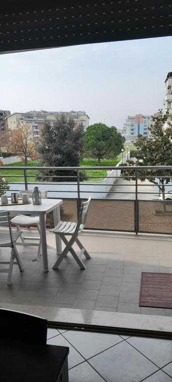 Una mesa y sillas en un balcón con vista. en I meridiani, en Montesilvano
