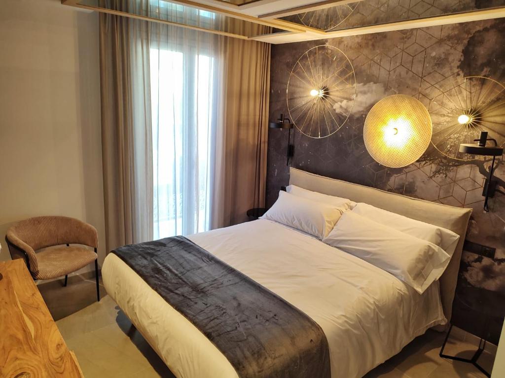 una camera con un grande letto e una sedia di Les Cases del Mar a Les Cases d'Alcanar