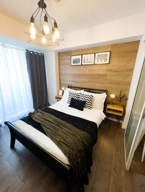 Azure 1BR Balcony with a view, FREE Parking, Fast Wi-Fi, Swim & Shop next to SM City – Perfect for Couples