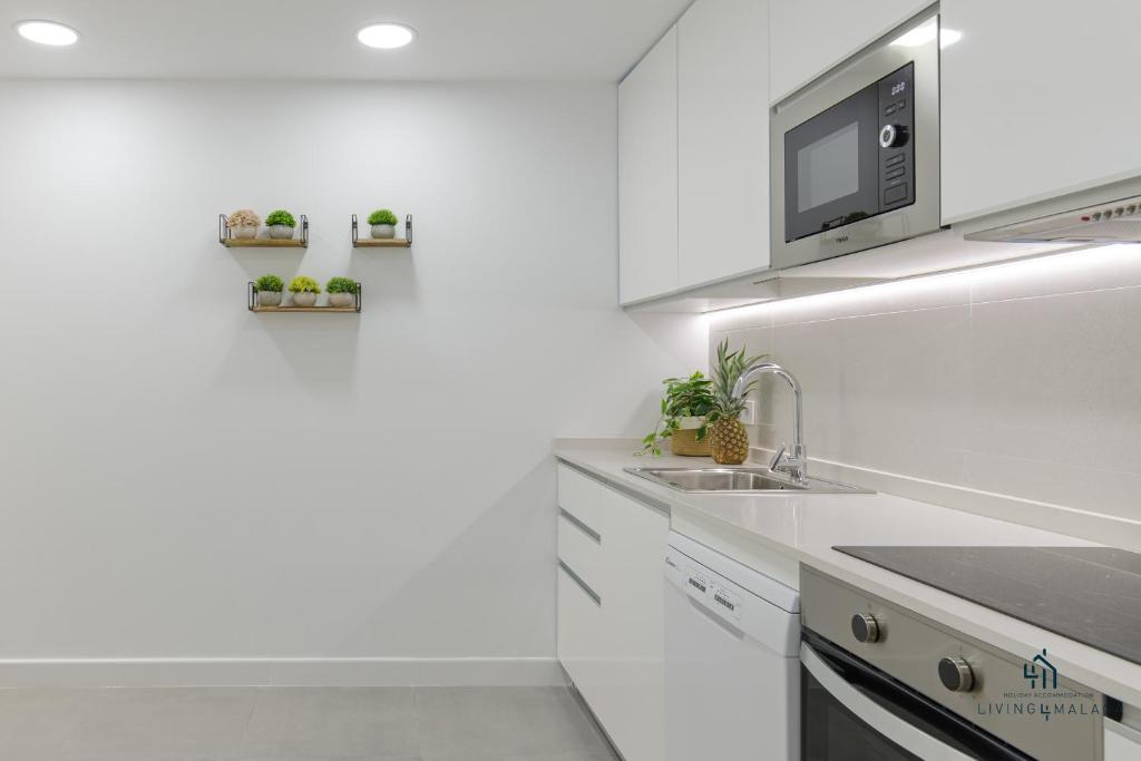Kuchyňa alebo kuchynka v ubytovaní Living4Malaga Boho Chic Apartment
