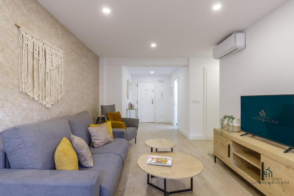 Televízia a/alebo spoločenská miestnosť v ubytovaní Living4Malaga Boho Chic Apartment