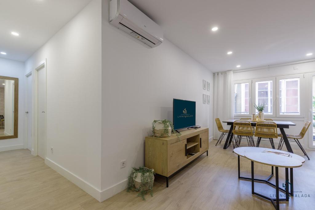 Televízia a/alebo spoločenská miestnosť v ubytovaní Living4Malaga Boho Chic Apartment