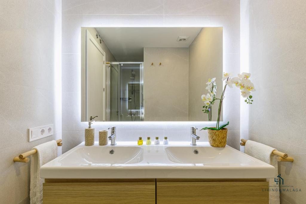 Kúpeľňa v ubytovaní Living4Malaga Boho Chic Apartment